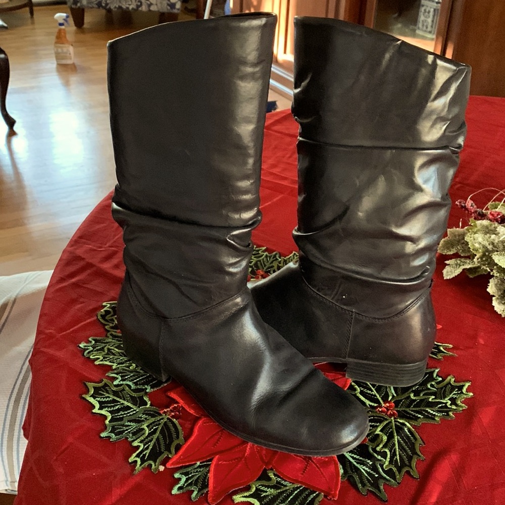 Womens size 8.5 mid calf boots in  black